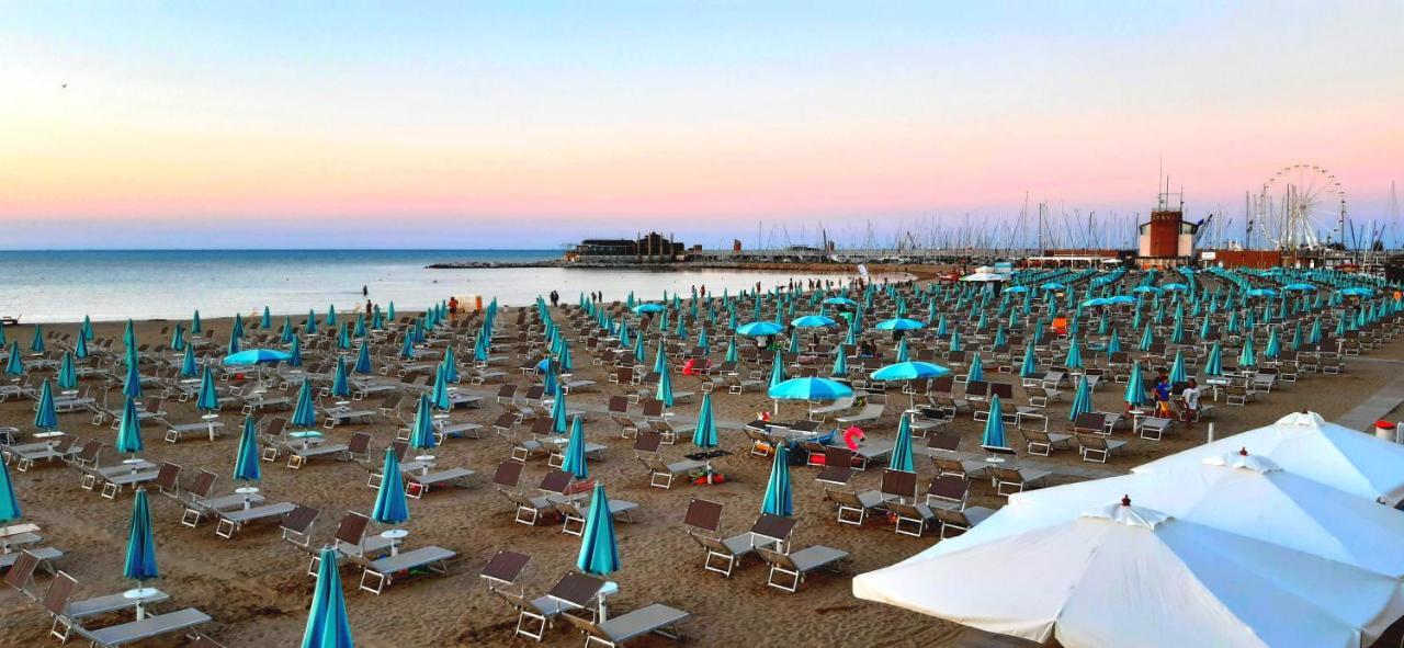 Hotel Paloma Beach Front Chiringuitos Time Rimini Exterior photo