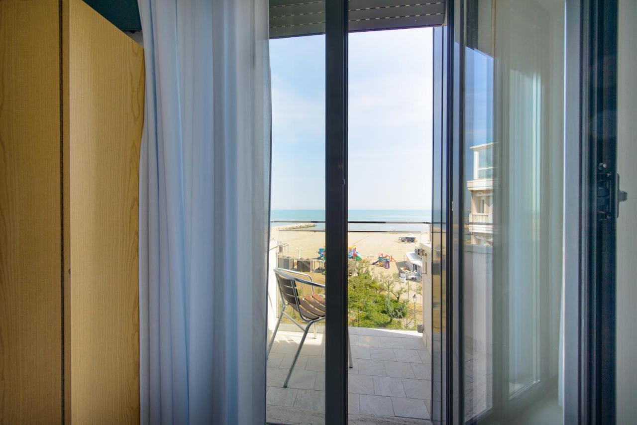 Hotel Paloma Beach Front Chiringuitos Time Rimini Exterior photo