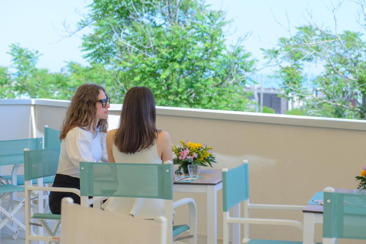 Hotel Paloma Beach Front Chiringuitos Time Rimini Exterior photo