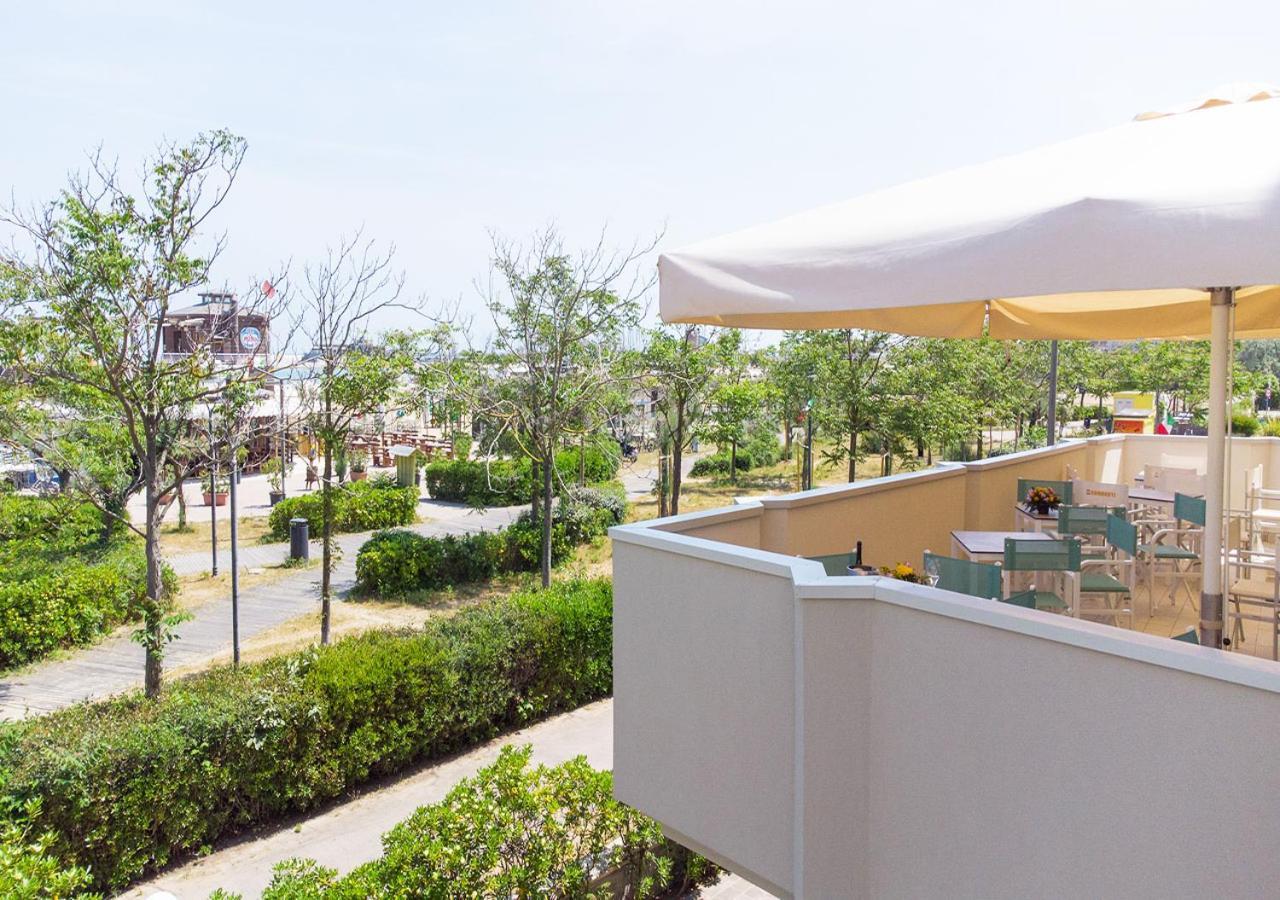 Hotel Paloma Beach Front Chiringuitos Time Rimini Exterior photo