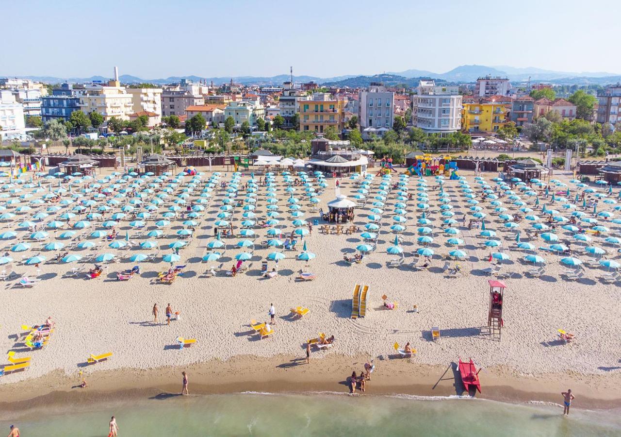Hotel Paloma Beach Front Chiringuitos Time Rimini Exterior photo